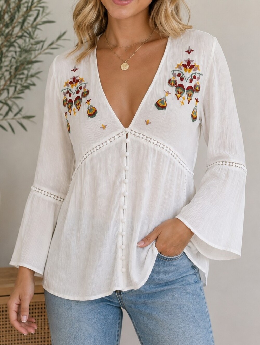 En Crème White Embroidered Boho Blouse NWT Women's Medium Bell Sleeve V-Neck